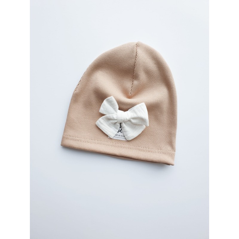 SWEET&LOVE CZAPKA JEDNOWARSTWOWA PRĄŻEK BEŻ Z KOKARDĄ